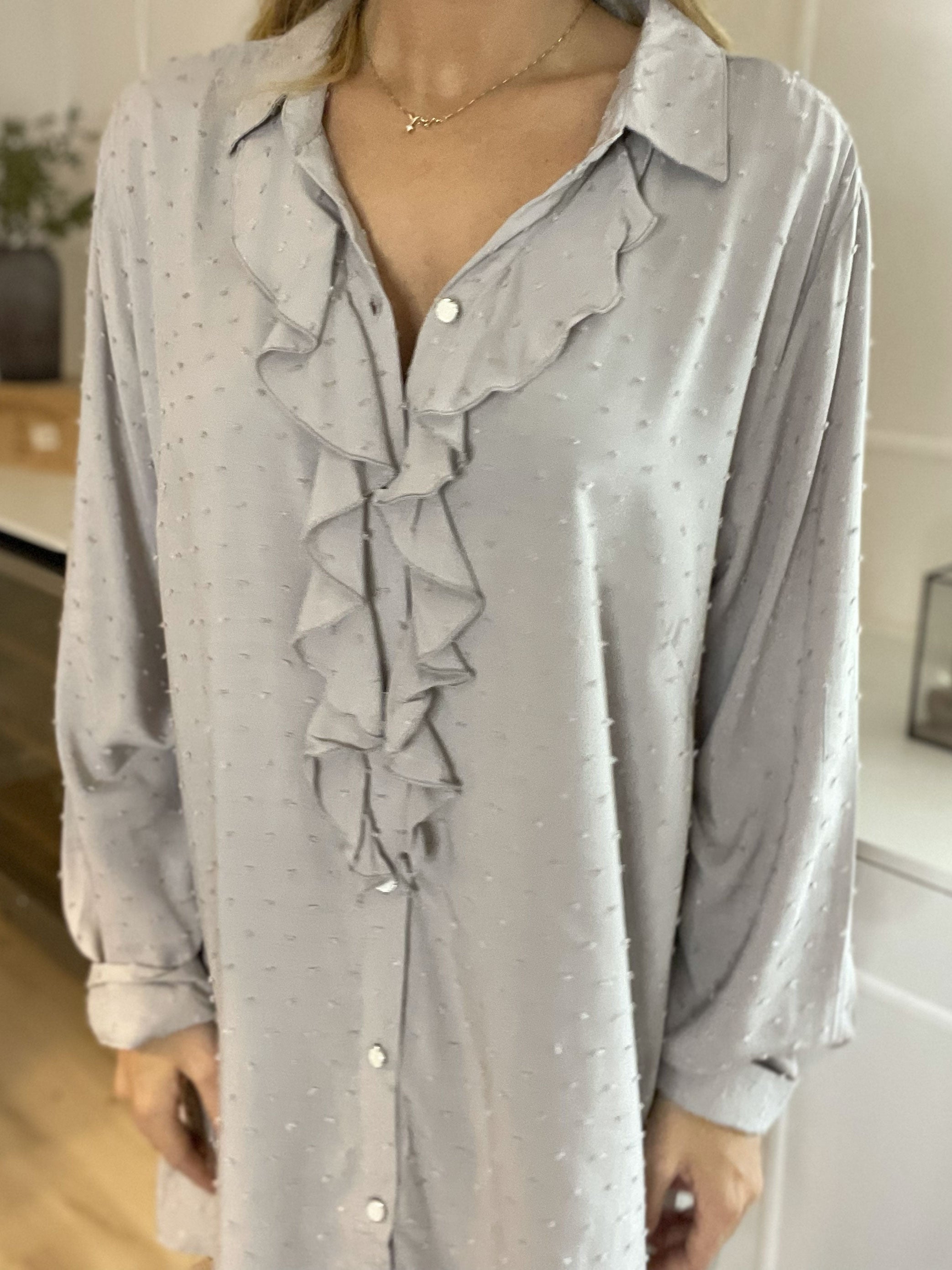 Zandra - Smuk skjorte med flæse og prikket detaljer